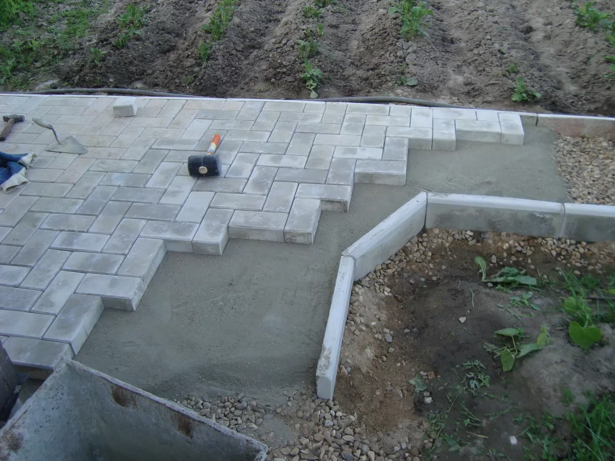 Можно ли класть брусчатку. Технология по укладке тротуарной плитки на бетонное основание. Технология укладки плитки на бетонное основание. Укладка тротуарной плитки на бетон технология. Тротуарная плитка на бетон.
